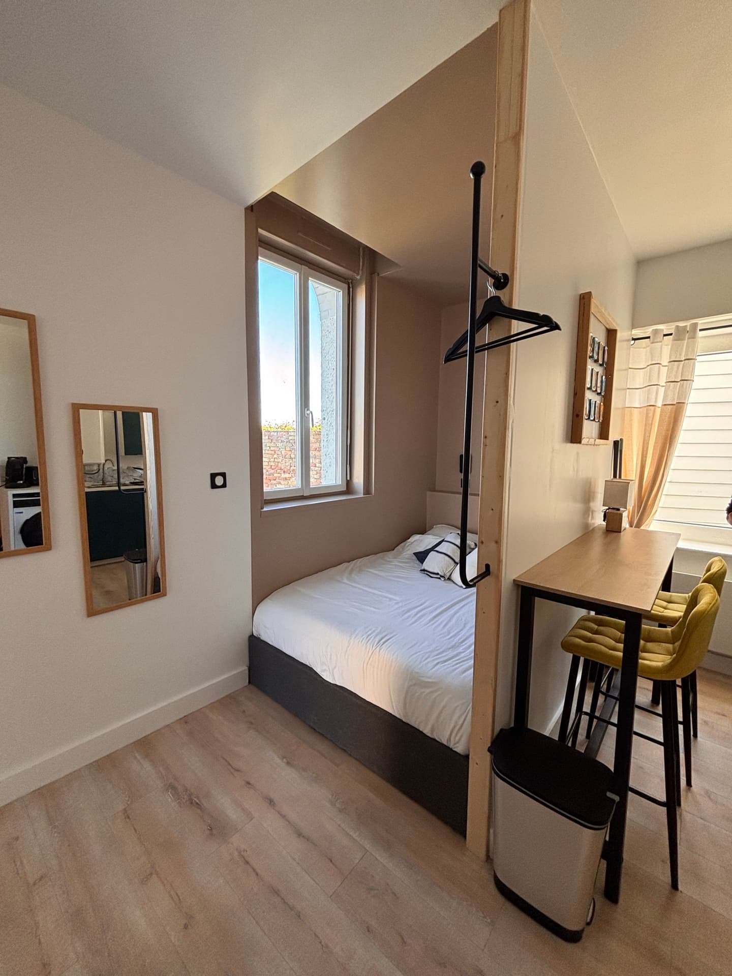 Alcôve avec lit encastré et espace bureau