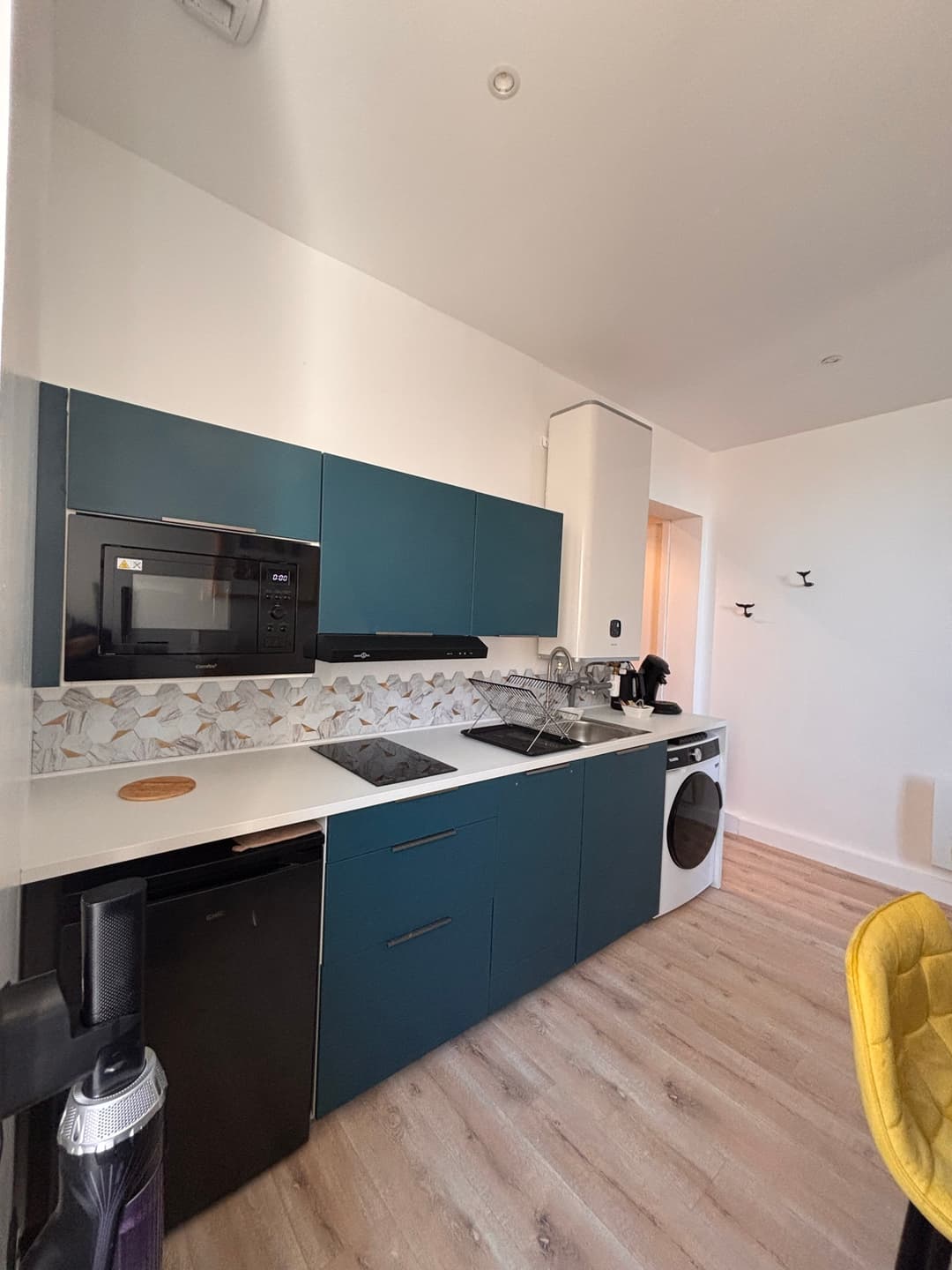 Cuisine bleue entièrement équipée