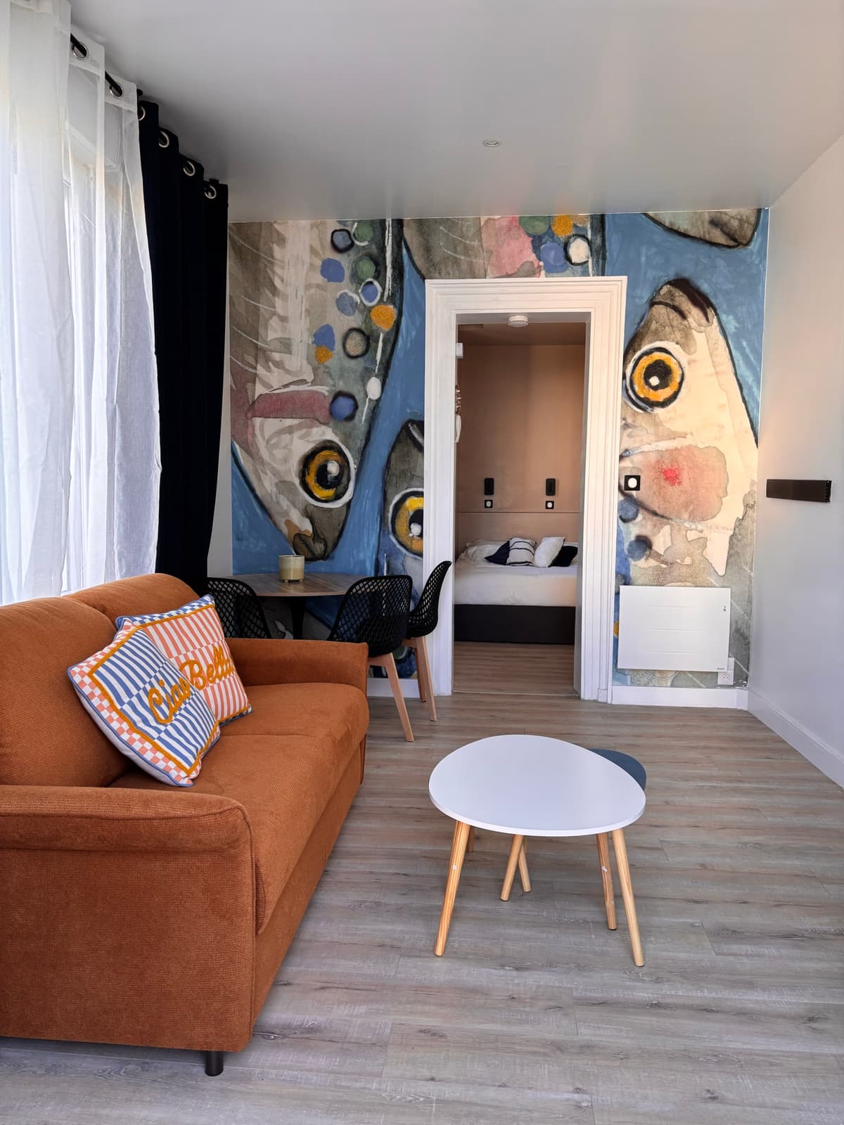 Salon avec la grande fresque sardines et vue sur l'alcôve