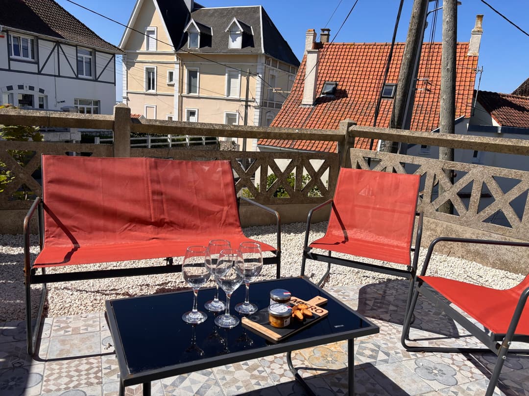Terrasse avec salon de jardin et vue sur les villas